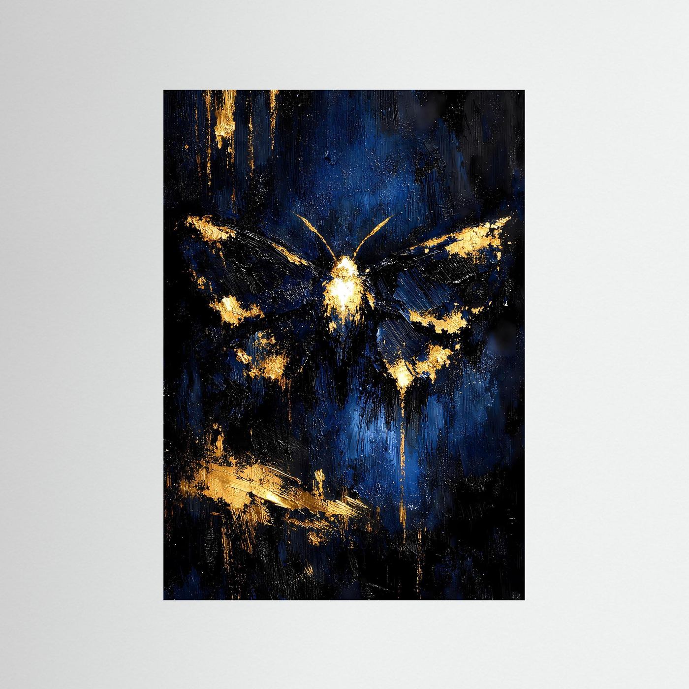 Abstraktes Schmetterling-Poster, blau-schwarzer Hintergrund mit goldenen Flügeln