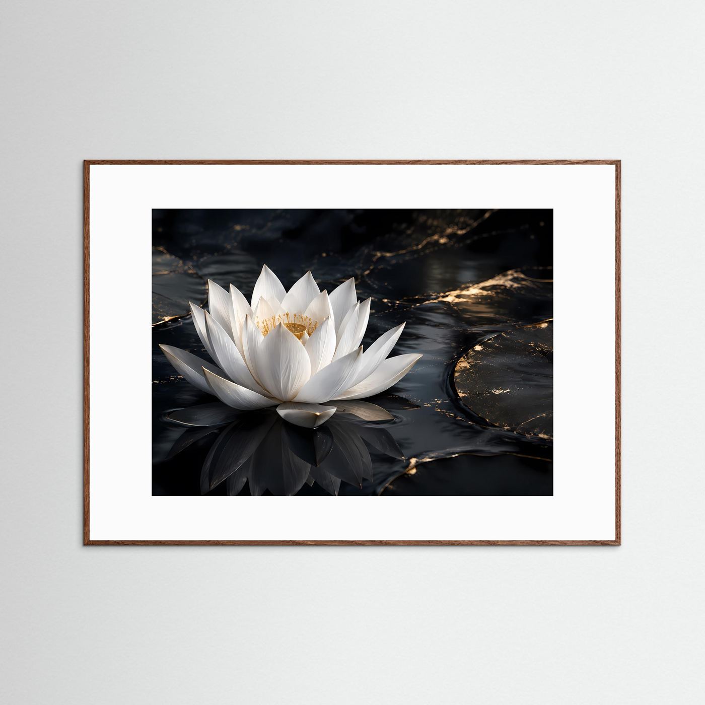 Wandposter: weiße Lotusblüte mit goldener Mitte, dunkles Wasser, brauner Holzrahmen