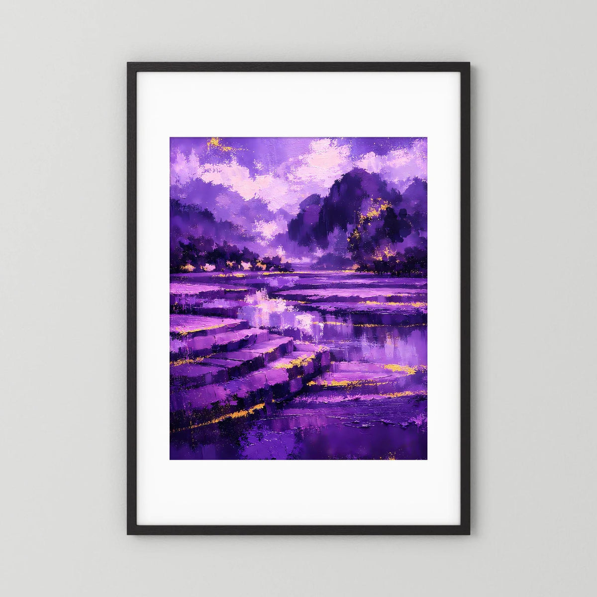 Hochformat-Poster mit abstrakter violetter Landschaft, See und goldenen Lichtpunkten; schwarzer Rahmen, weißer Rand.