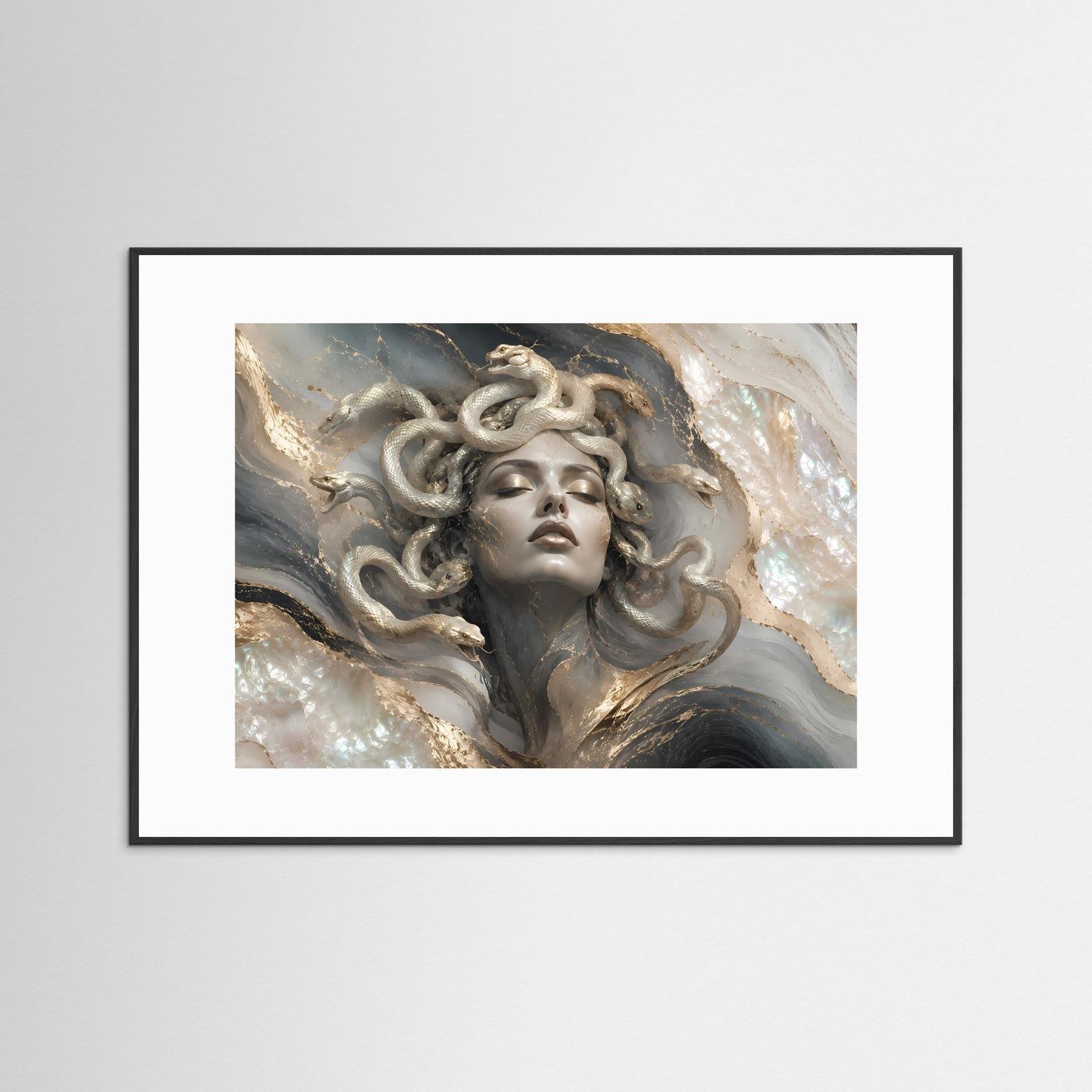 Querformat-Poster mit Medusa-Frauenfigur, silbernen Schlangen und Goldakzenten im schwarzen Rahmen