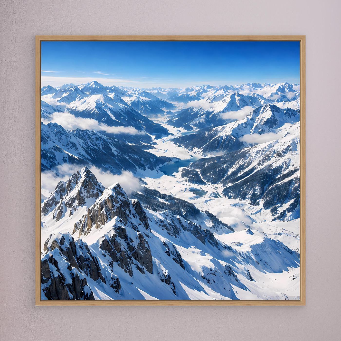 Gerahmtes Leinwandbild: schneebedeckte Alpenpanoramalandschaft, blau-weiß, Holzrahmen