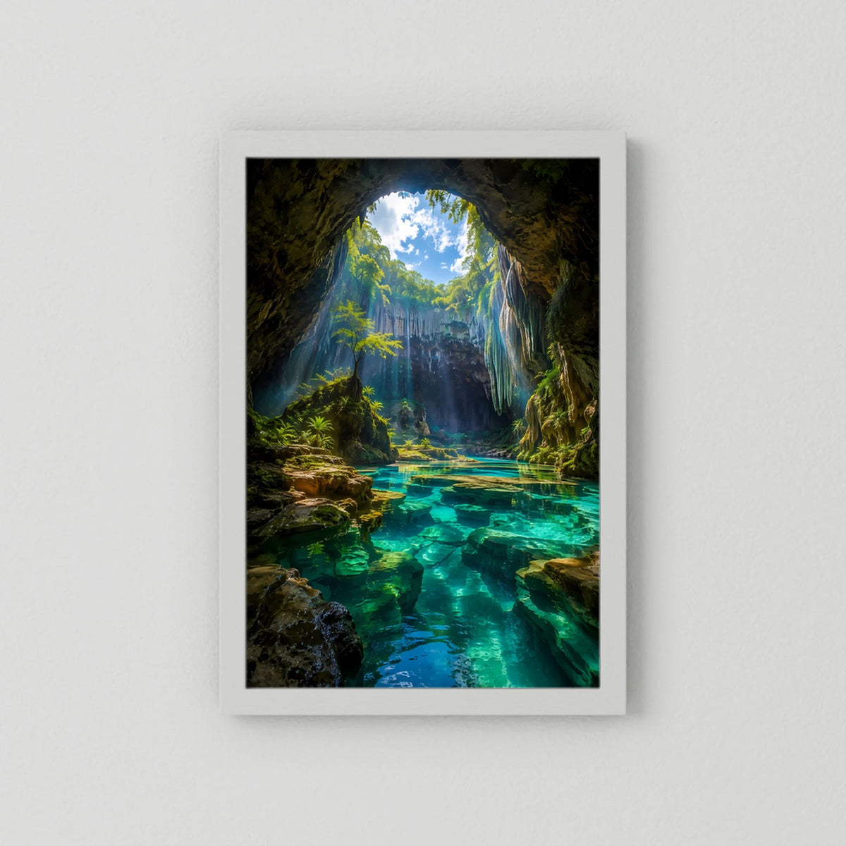Verborgene Höhle mit türkisblauem Wasser | Mystische Natur-Oase im Sonnenlicht | Poster Hochformat
