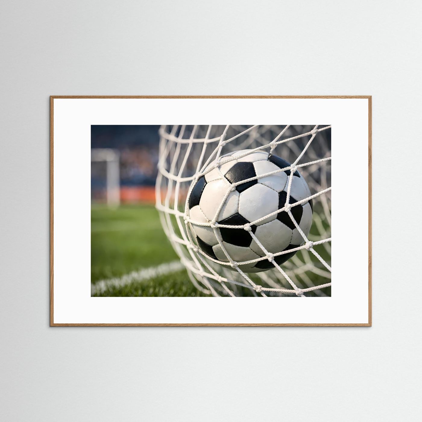 Querformat-Fußballposter mit Fußball im Tor-Netz, dunkler Holzrahmen