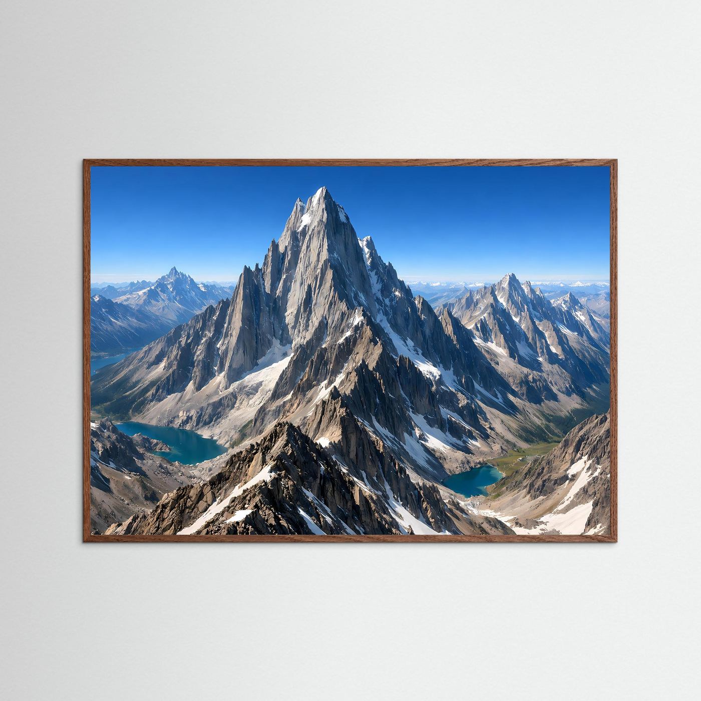 Poster im dunkelbraunen Holzrahmen mit Berggipfel und Alpinsee, Querformat