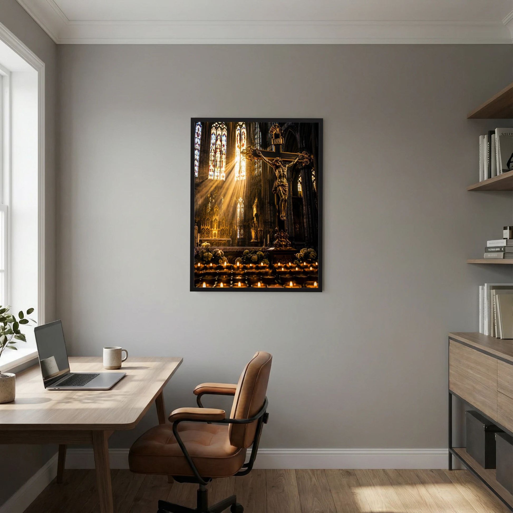 Poster mit schwarzem Rahmen: Kreuzfigur und Kirchenfenster, goldene Strahlen über Kerzen