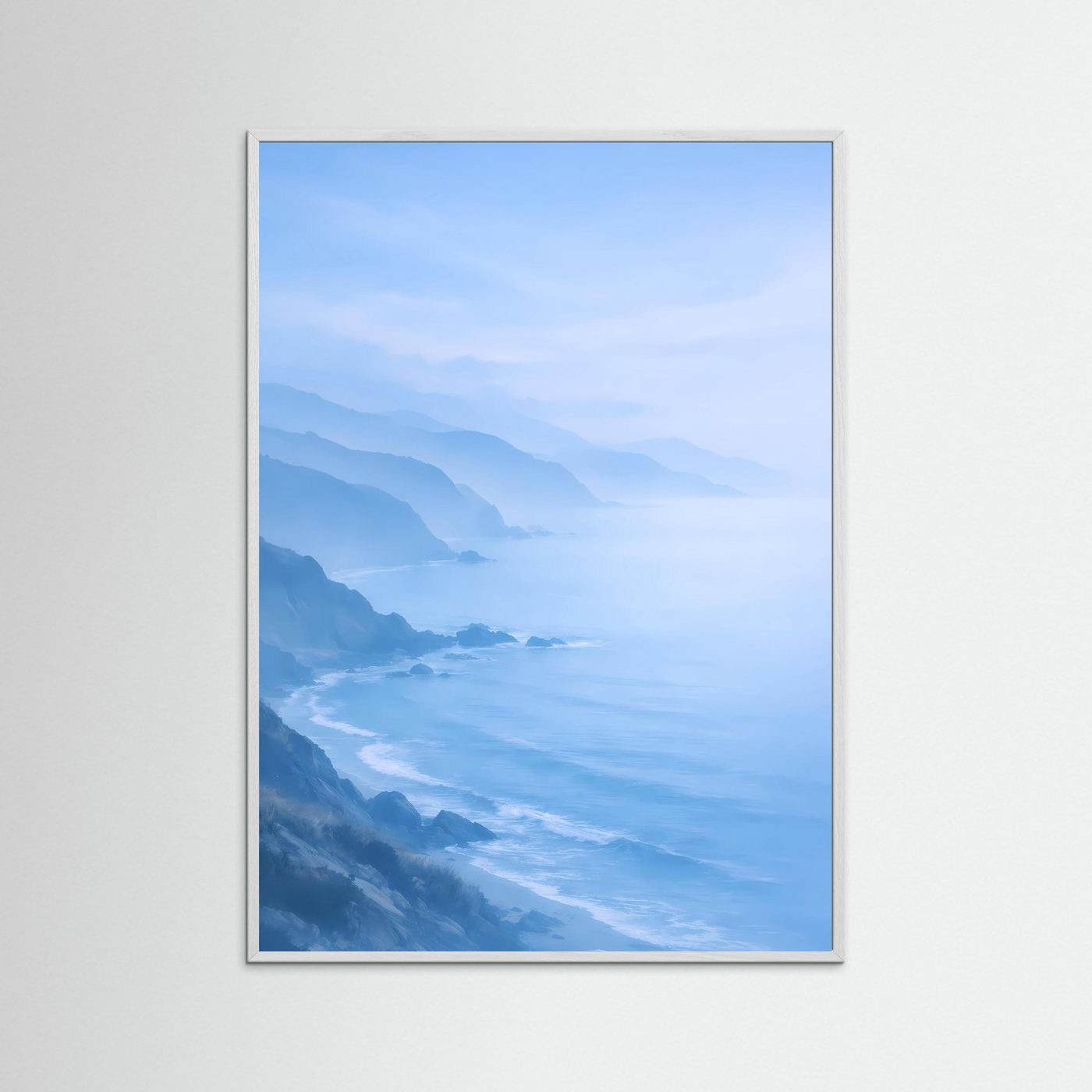 Küstenposter im Hochformat mit hellem Holzrahmen und pastellblauer Nebellandschaft