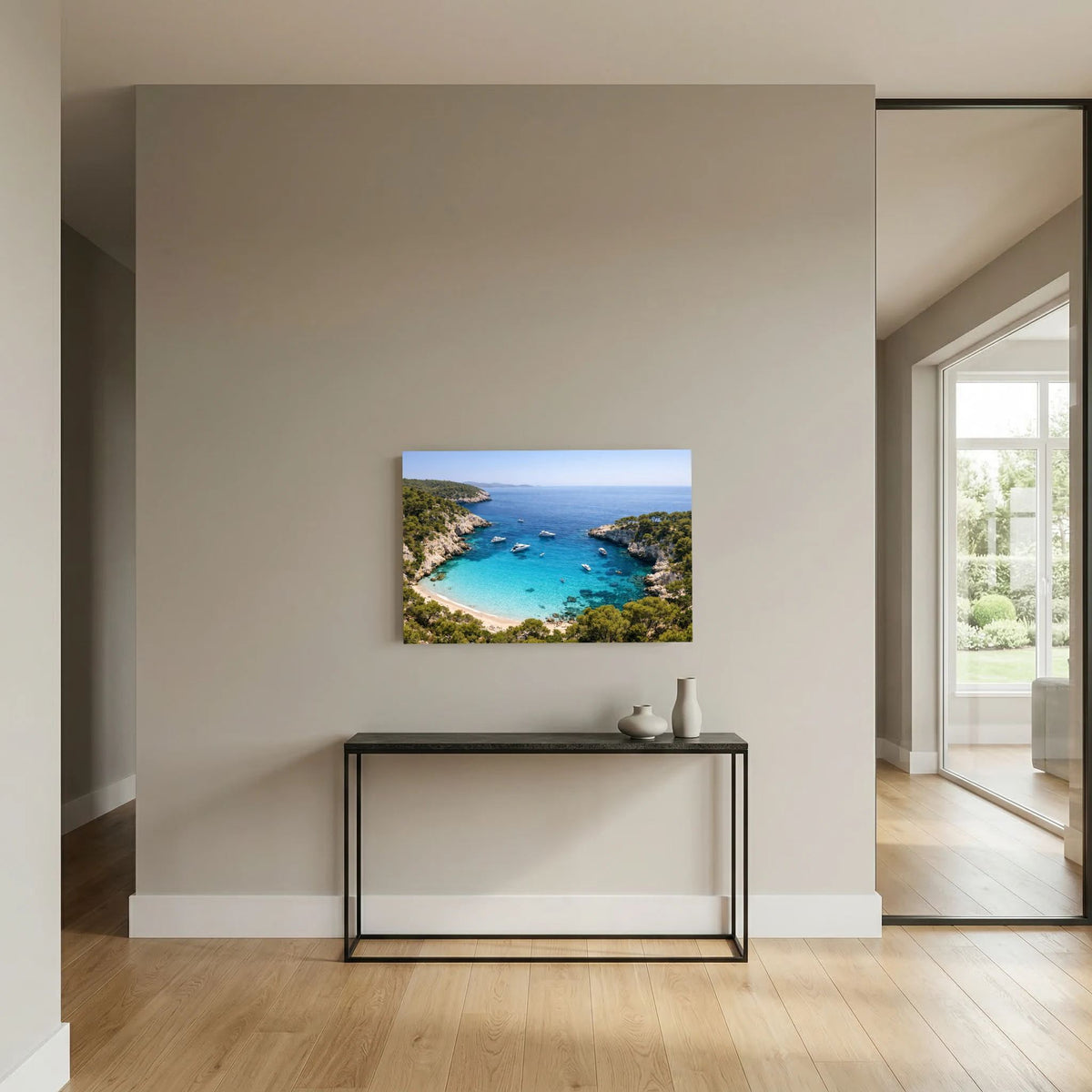 Kleines Wandposter mit mediterraner Bucht, türkisfarbenem Wasser und ankernden Yachten