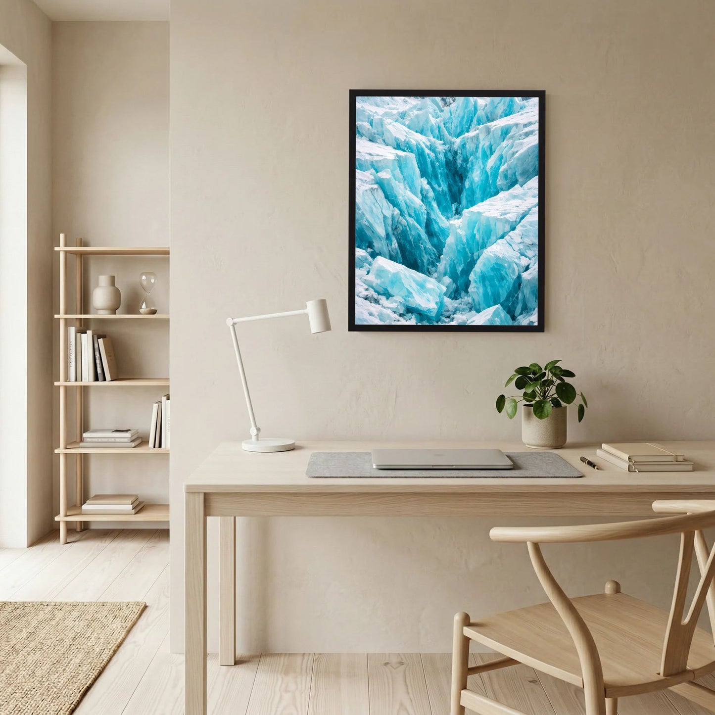 Wandbild im Hochformat mit türkisblauen Gletschern und hellen Eisrissen, schwarzer Rahmen