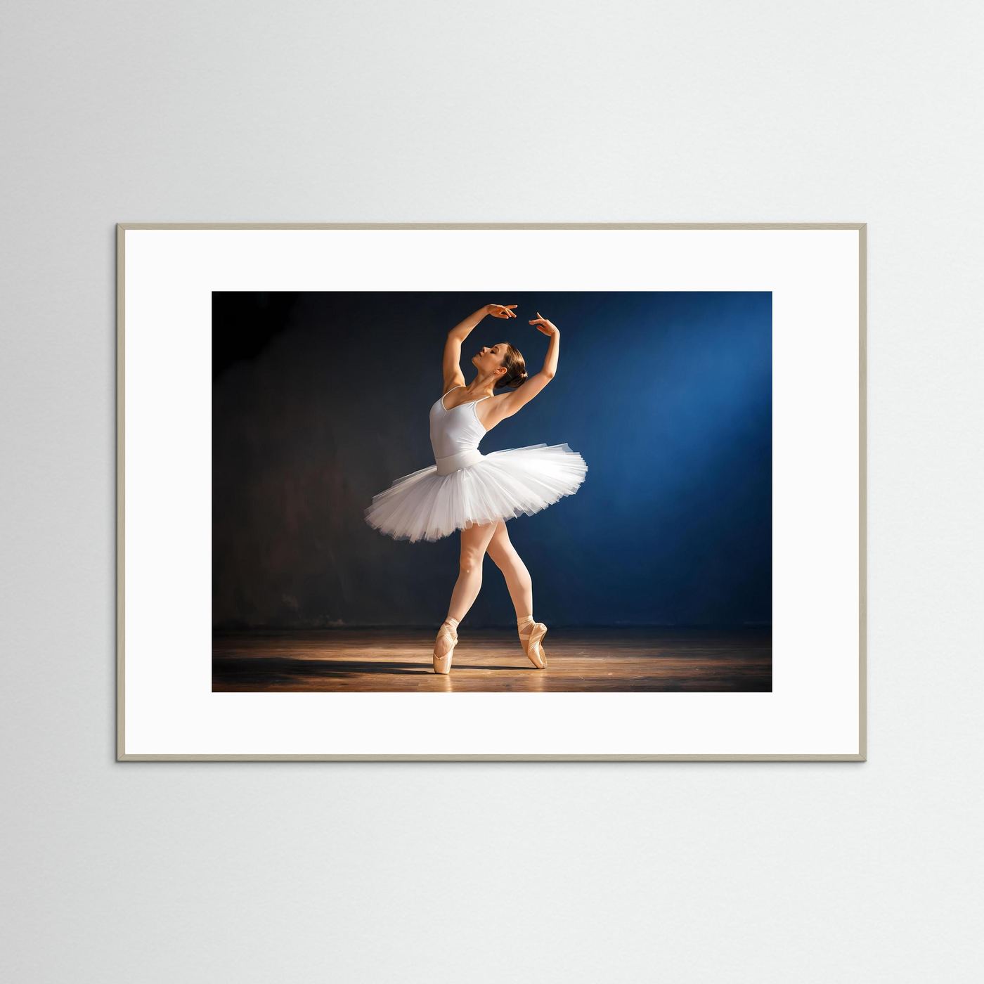 Gerahmtes Poster: Ballerina im weißen Tutu, eine Hand am Kopf, auf Spitzenschuhen