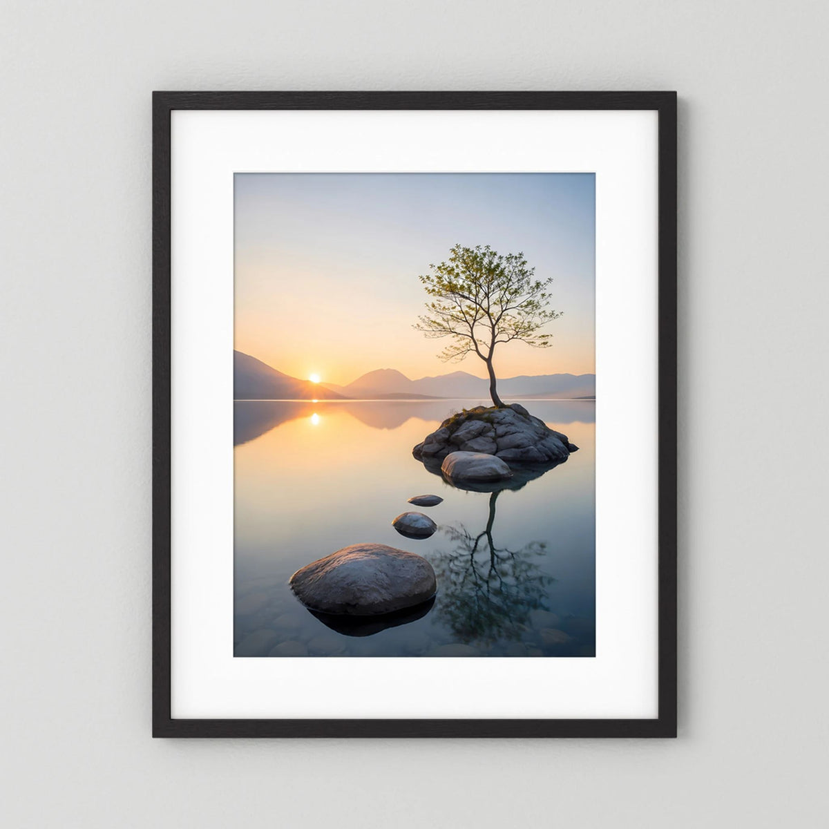 Baum im Bergsee bei Sonnenuntergang | Ruhige Natur mit Spiegelung | Poster Hochformat