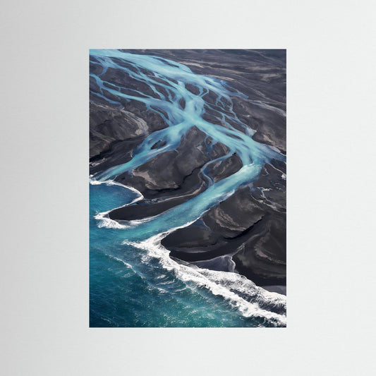 Hochformatiges Poster mit abstraktem Eisfluss in Türkis über Vulkanschwarz am Meer