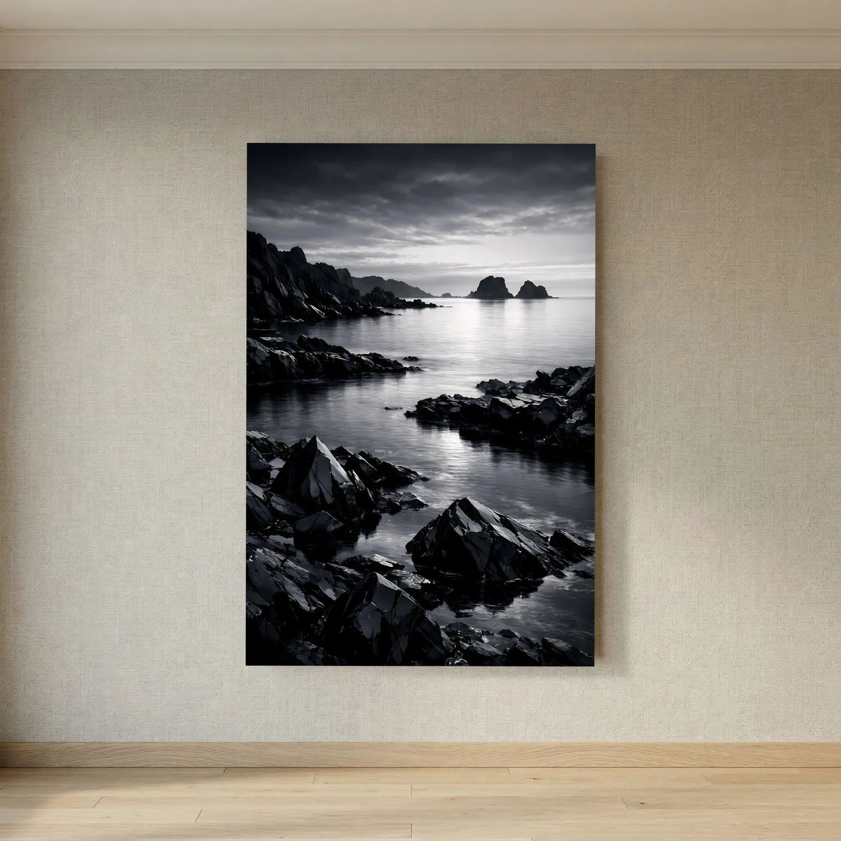 Hochformatiges schwarzweißes Wandbild mit Küstenlinie, Wasser und Steinen