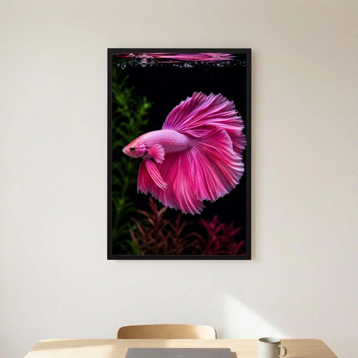 Tierposter mit pinkem Kampffisch im Hochformat, schwarz gerahmt