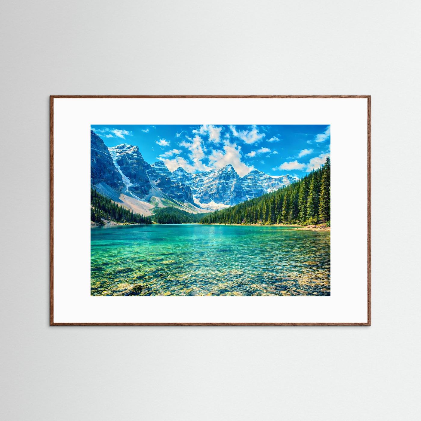 Wandbild mit türkisblauem Bergsee-Motiv in hellem Holzrahmen mit weißem Rand