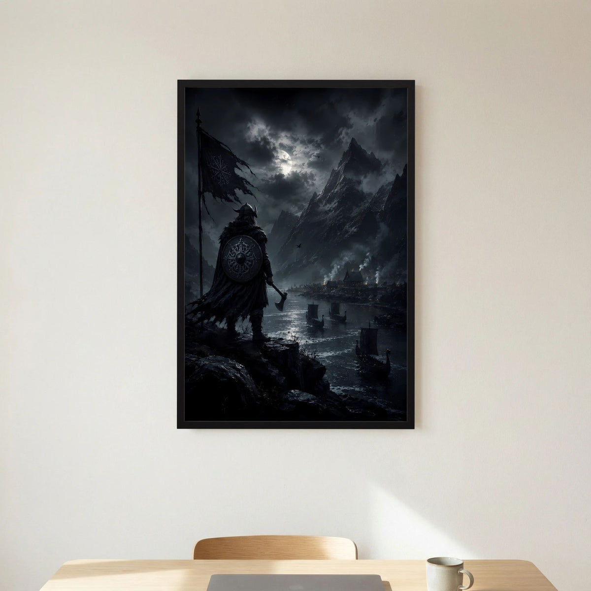 Hochkant gerahmtes Poster mit Wikingerkrieger auf Felsen und Langschiffen bei Nacht, dunkel