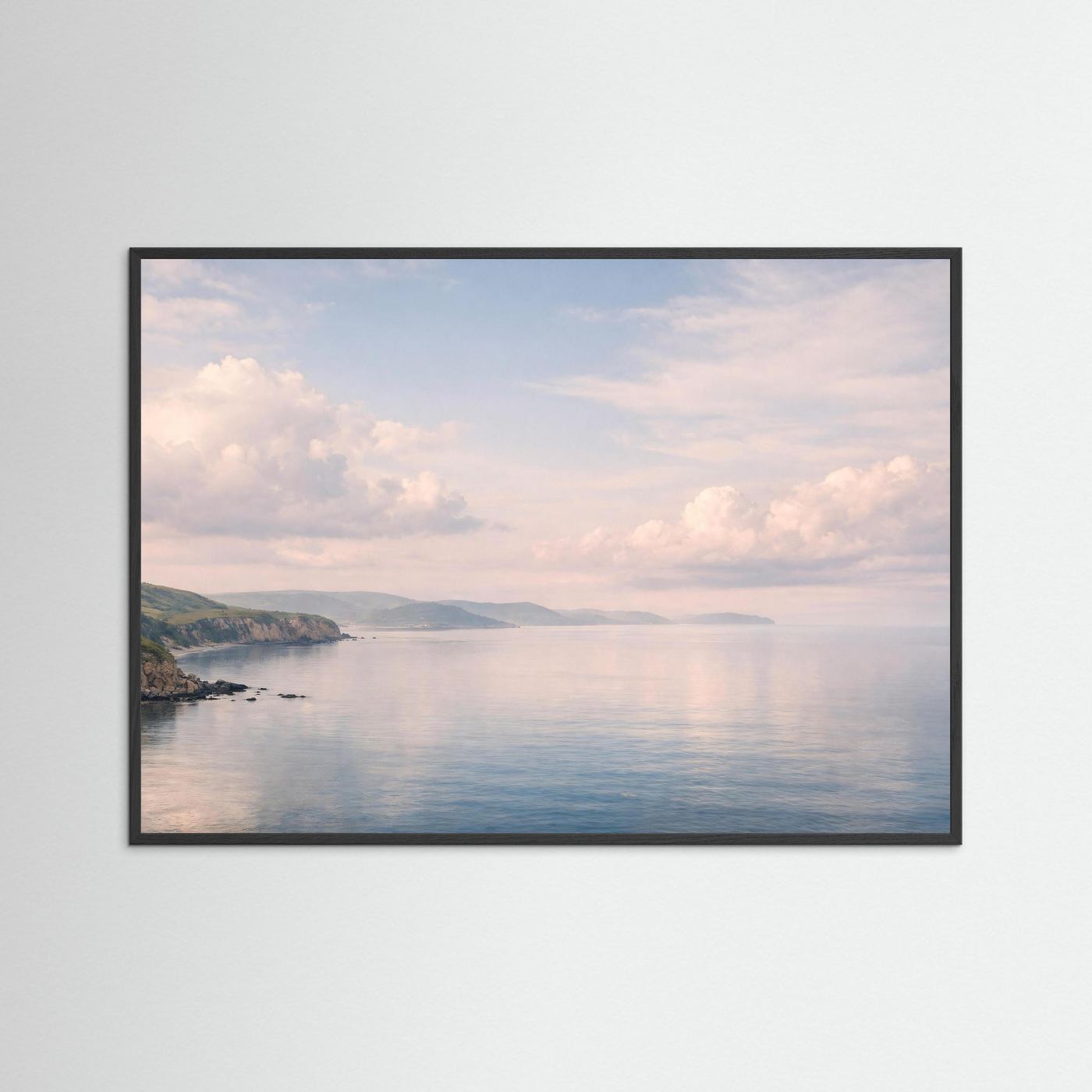 Panorama-Meerposter im Querformat mit schwarzem Rahmen: ruhiges Wasser, Küste und Wolken