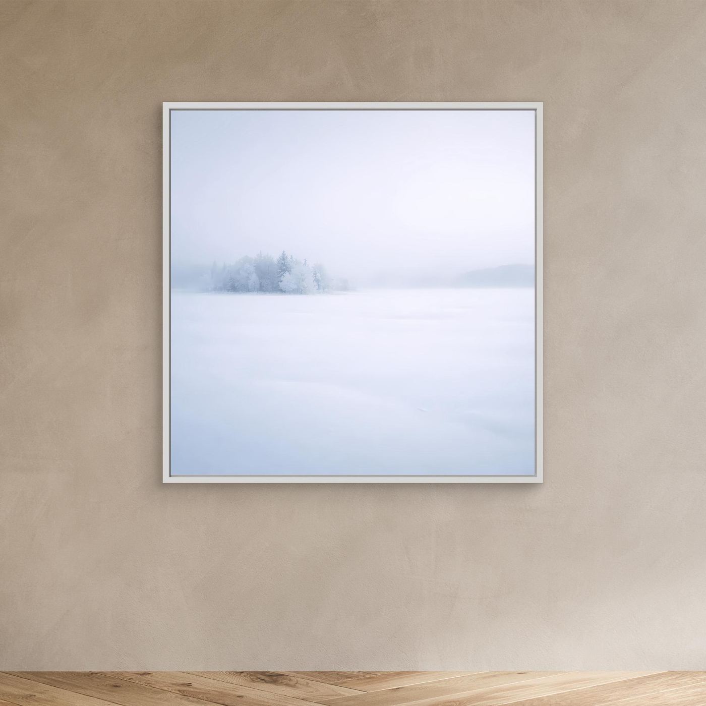 Leinwandbild mit Wintersee-Motiv im hellen Rahmen: verschneite Bäume im Nebel