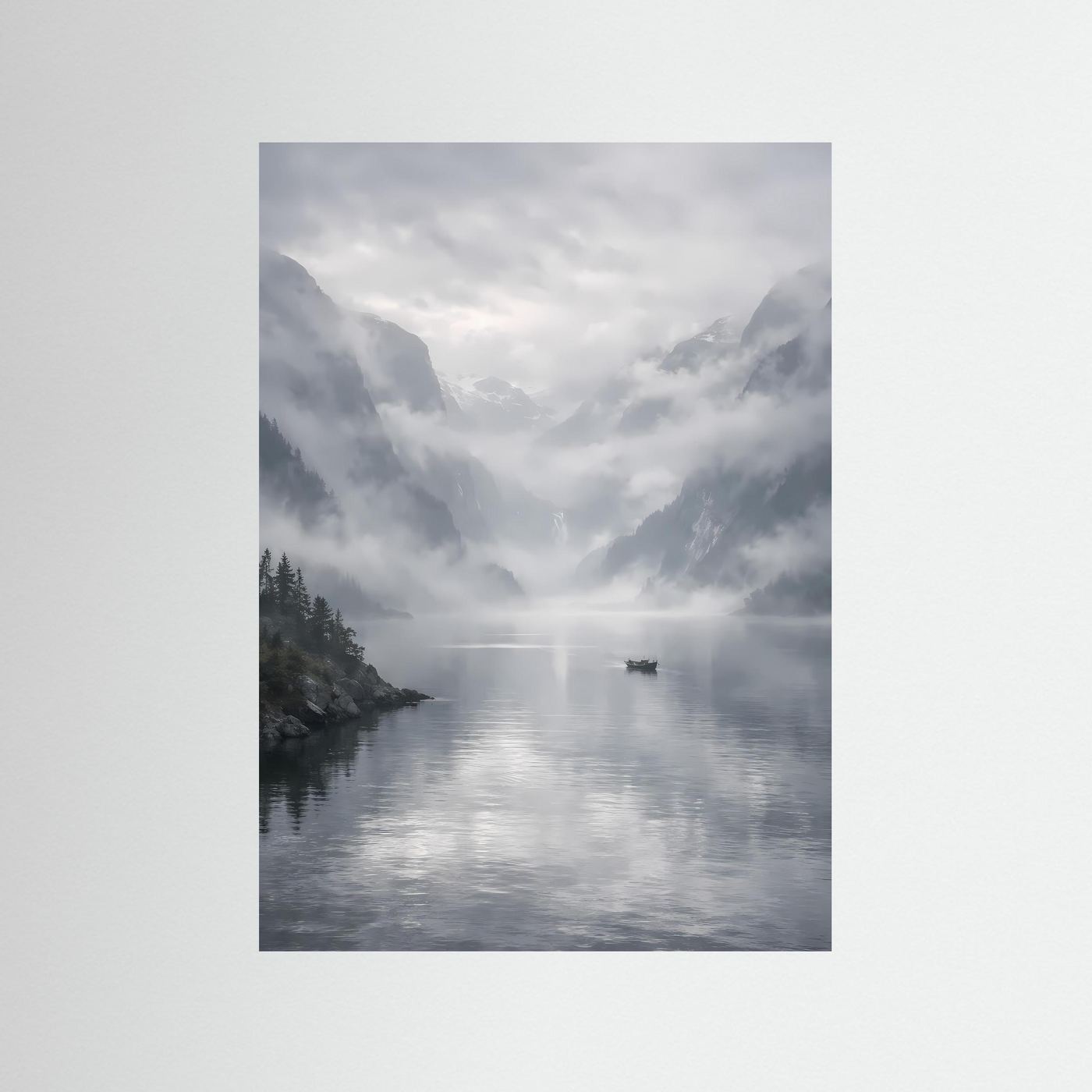 Fjord-Poster mit Boot im Morgennebel, Spiegelung im ruhigen Wasser, Berge und Dunst.