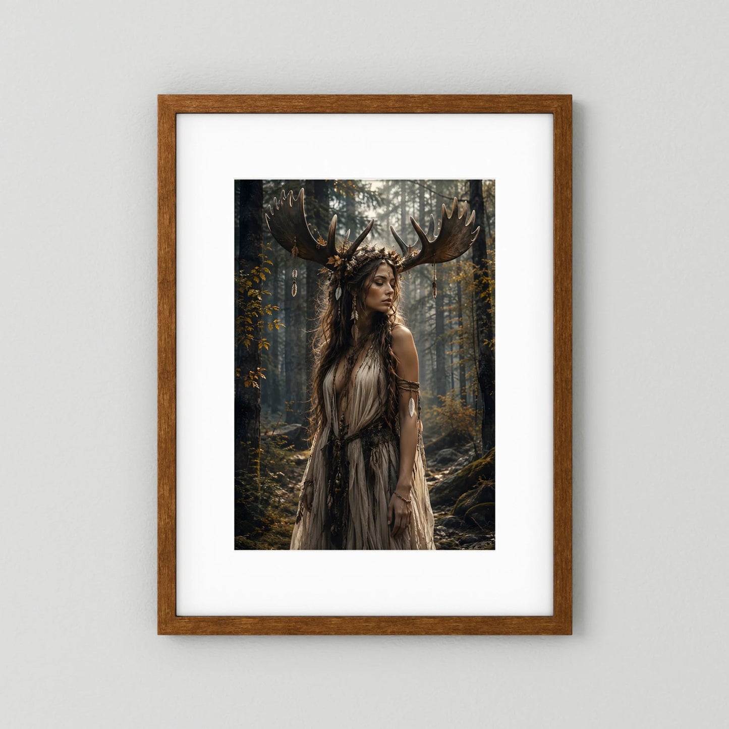 Fantasy-Poster mit Waldgöttin mit Geweih, Holzrahmen braun mit weißem Rand