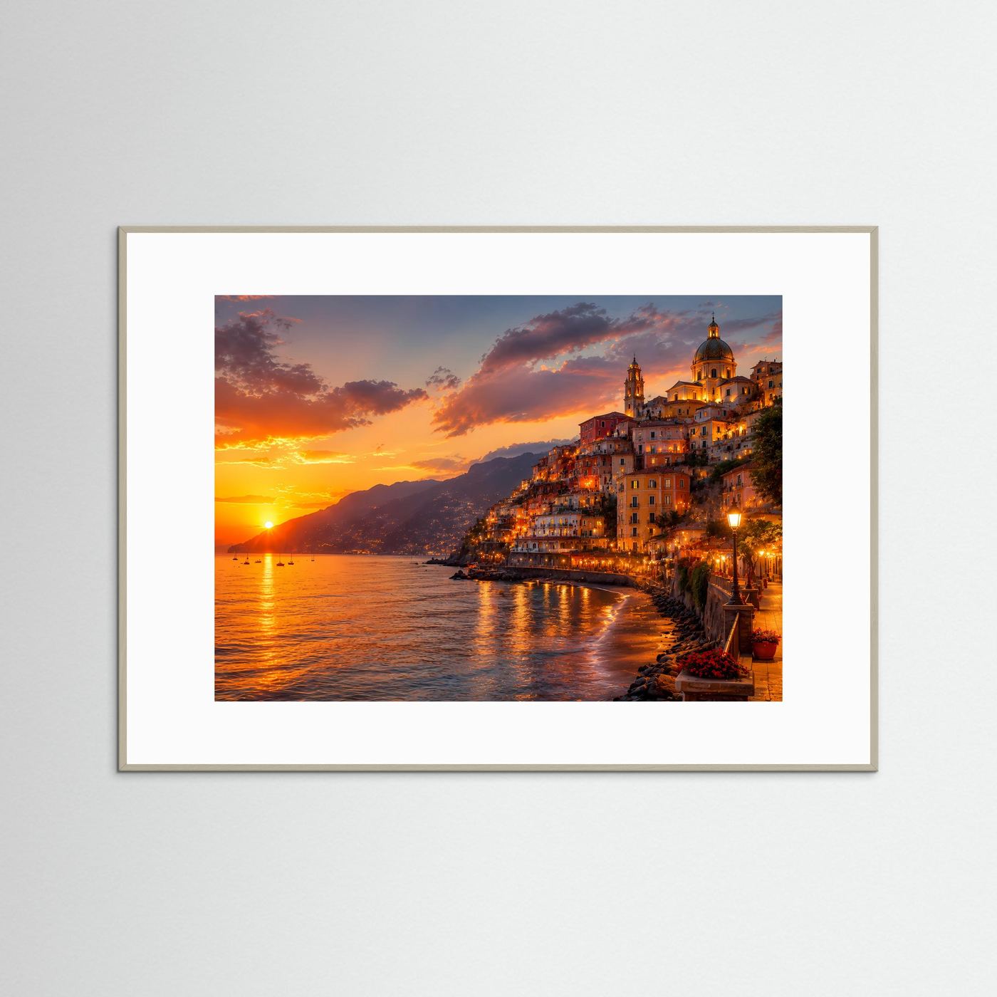 Amalfiküste Poster Querformat | Italienische Küstenstadt bei Sonnenuntergang | Mediterranes Wandbild mit Meer, Altstadt & goldener Abendstimmung