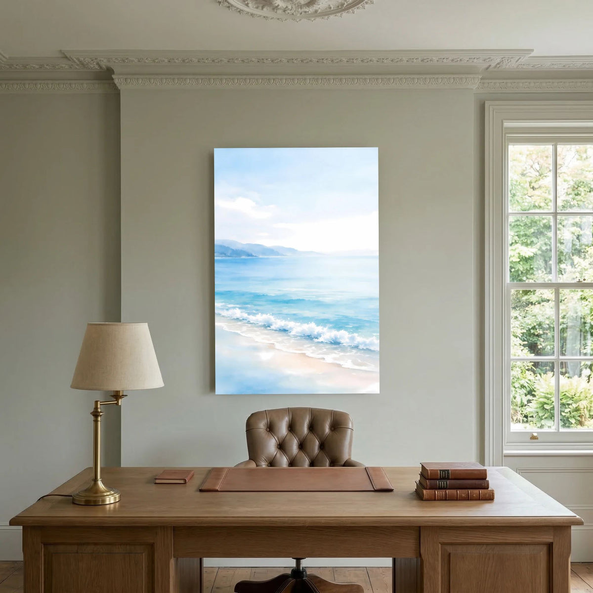 Wandbild im Hochformat mit ruhigem Meer, sandiger Küste und zarten Wolkenlinien
