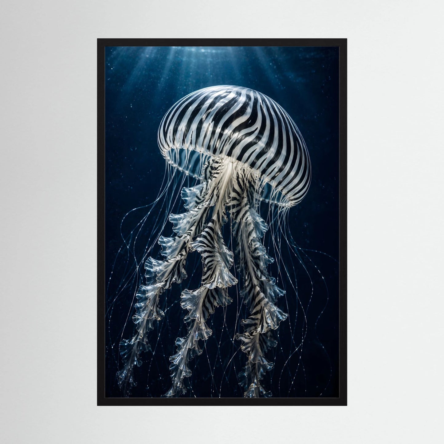 Hochformat-Poster mit schwarzem Rahmen und weiß-schwarz gestreifter Qualle auf dunklem Blau