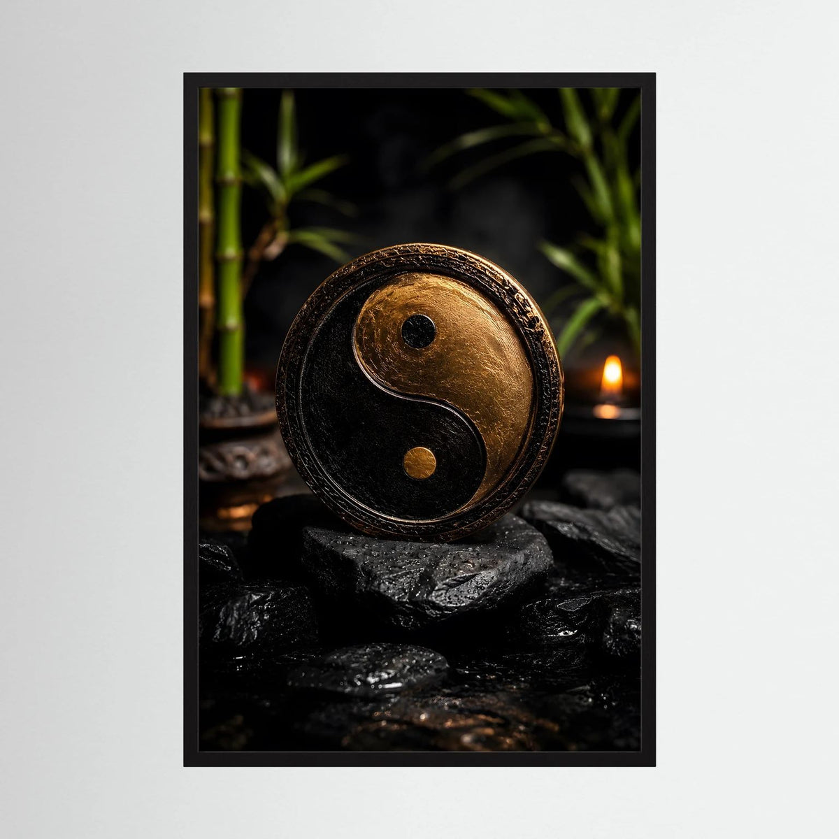Yin-Yang-Wandbild im Hochformat mit schwarzem Rahmen und goldenem Symbol auf dunklen Steinen