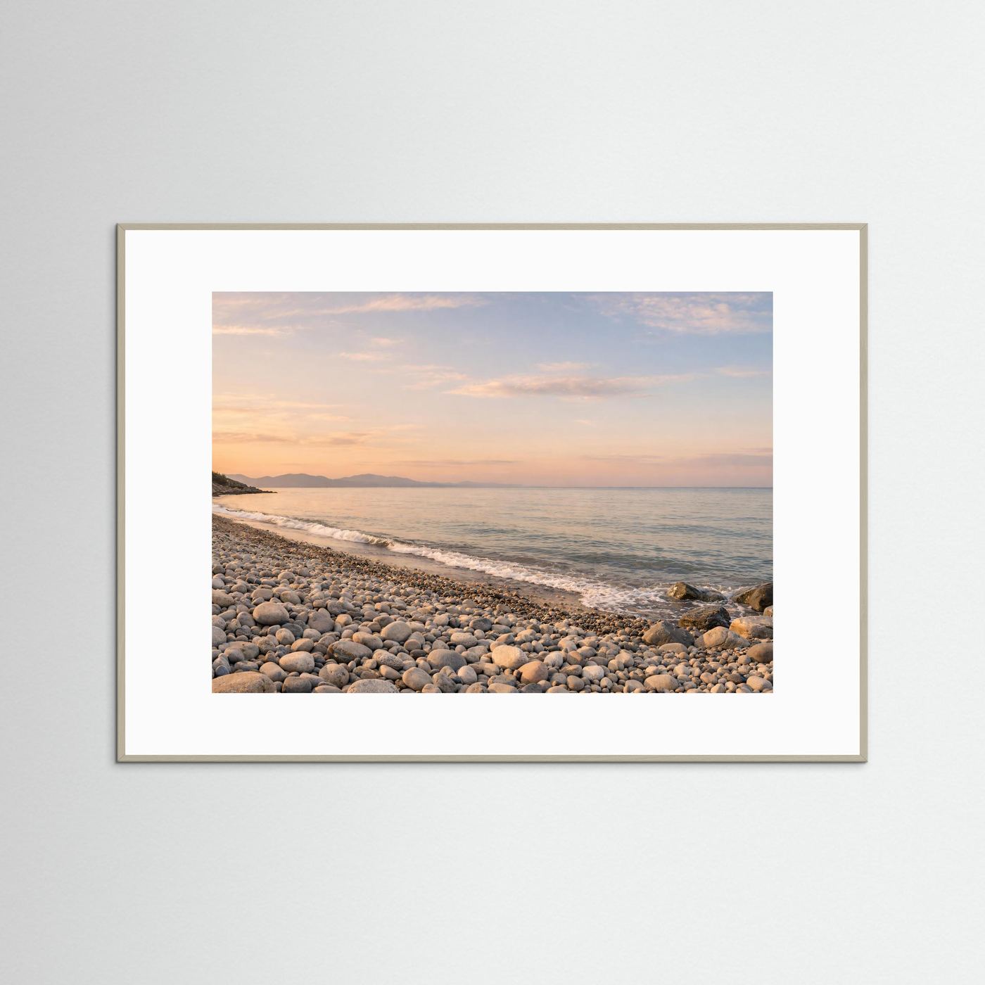 Küsten-Panorama-Poster: Steinstrand, Meer und Dämmerungshimmel, Querformat, hellbrauner Rahmen