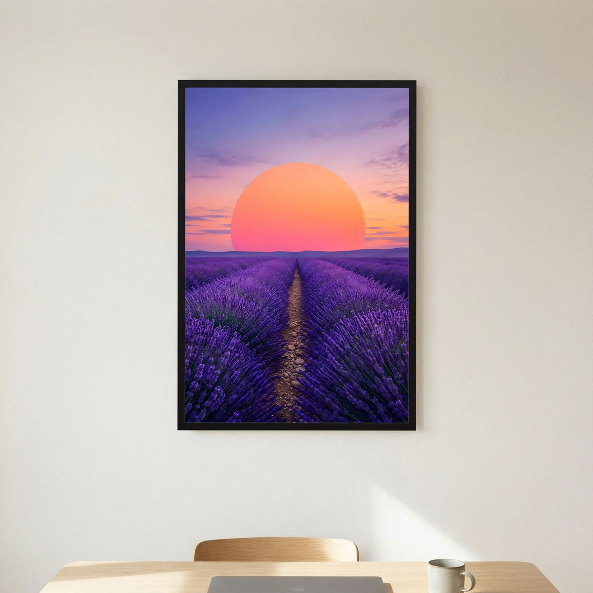 Gerahmtes Hochformat-Poster mit schwarzem Rahmen, lila Lavendelfeld und orangefarbener Sonne