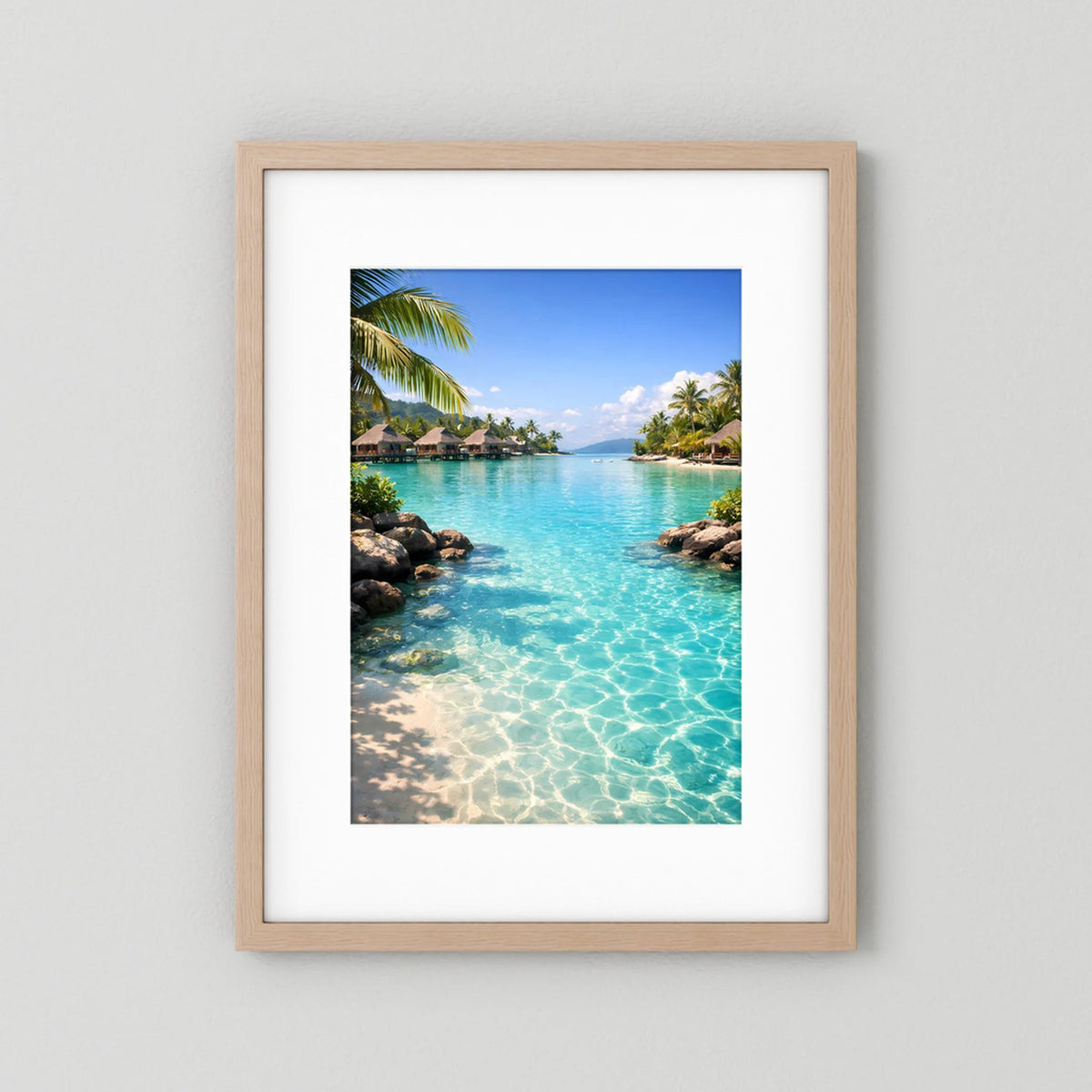 Poster Tropische Lagune: türkises Wasser, Palmen & Overwater-Bungalows, heller Holzrahmen