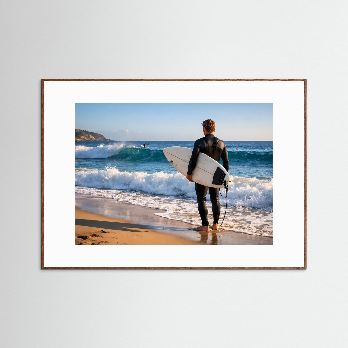 Surfer-Poster im Querformat mit Person und Surfboard, Strand und auflaufende Brandung
