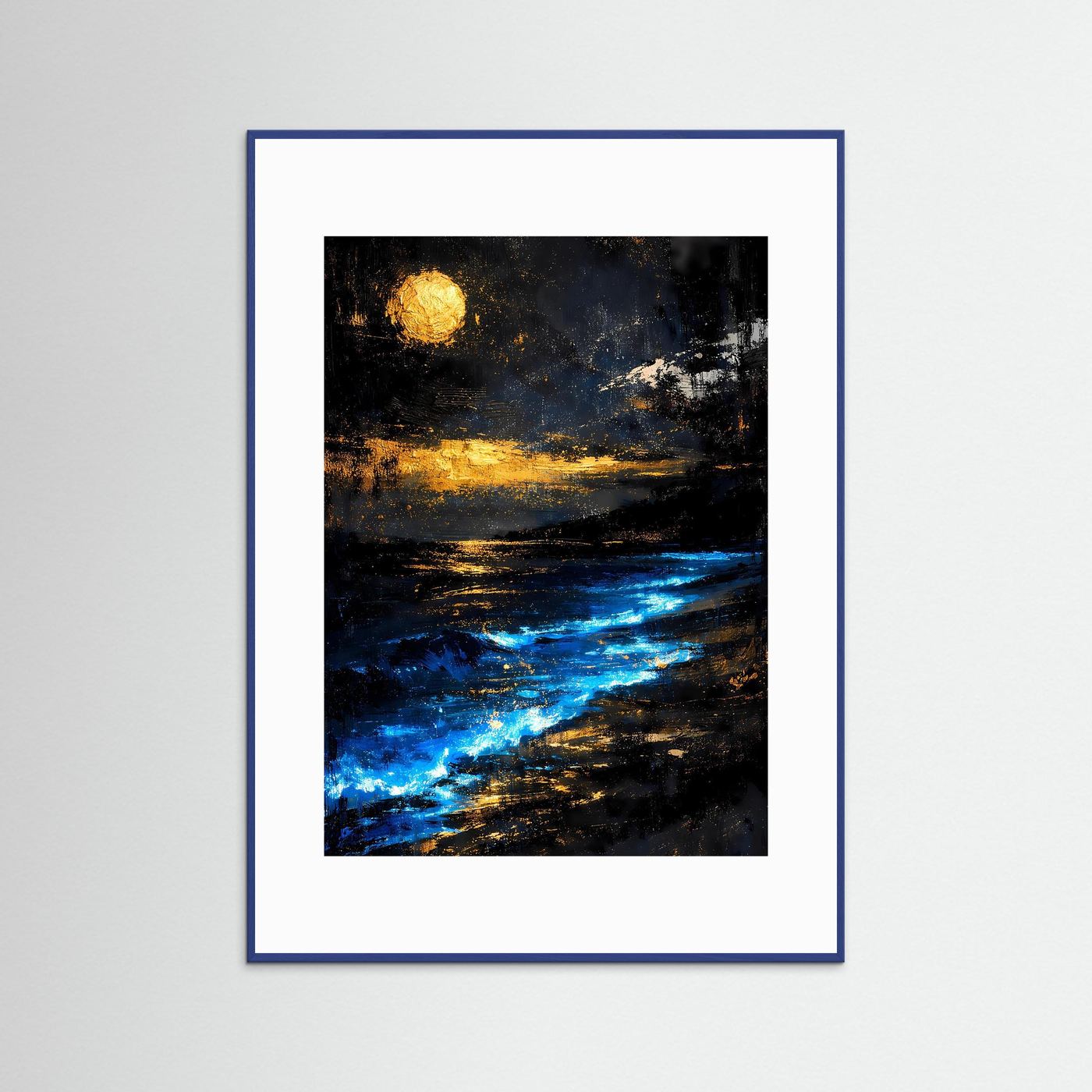 Kunstposter im Hochformat mit blau-goldener Meeresleuchtspur, schwarzer Rahmen