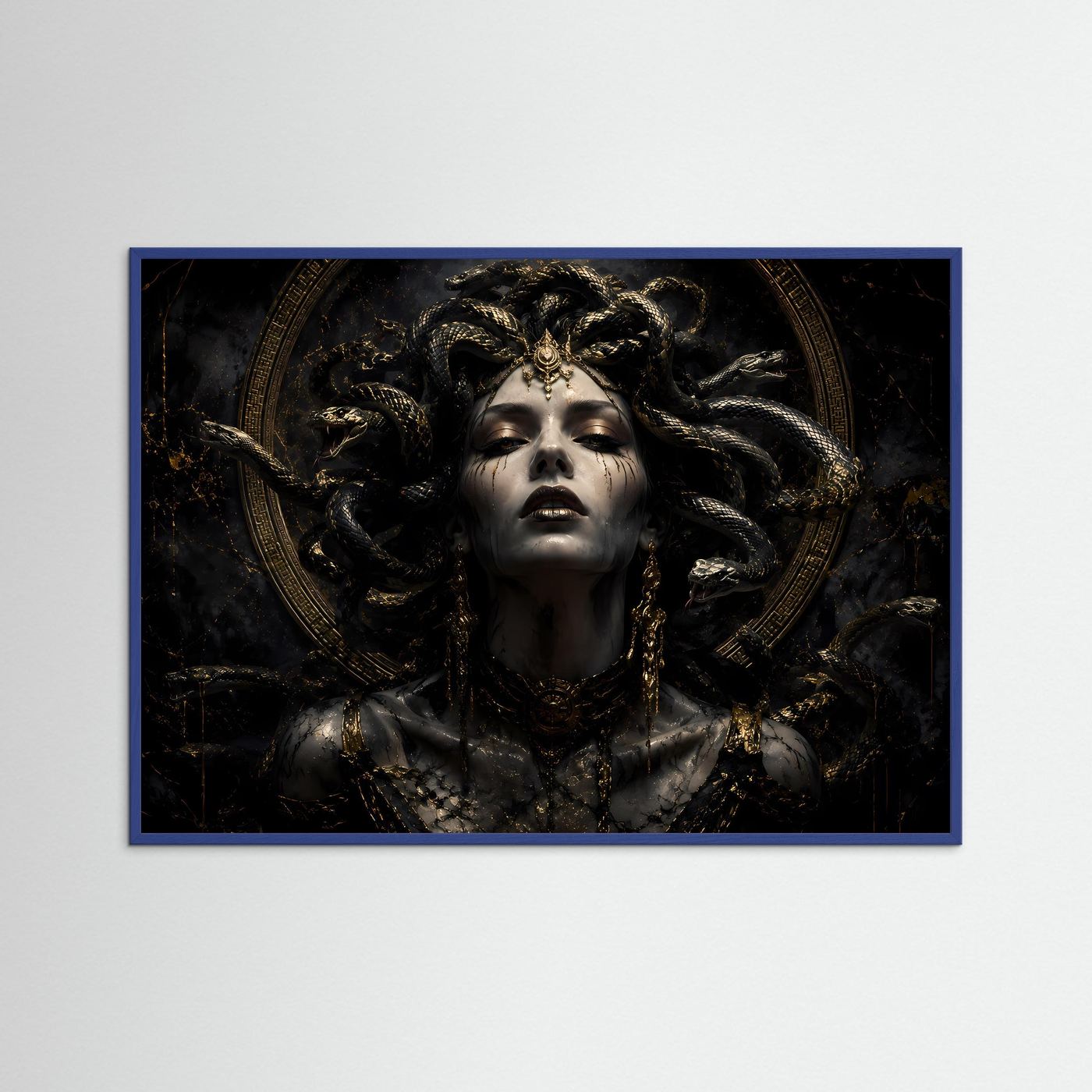 Göttin Medusa in Schwarz und Gold | Mythologische Dark-Art Poster & Wandbild