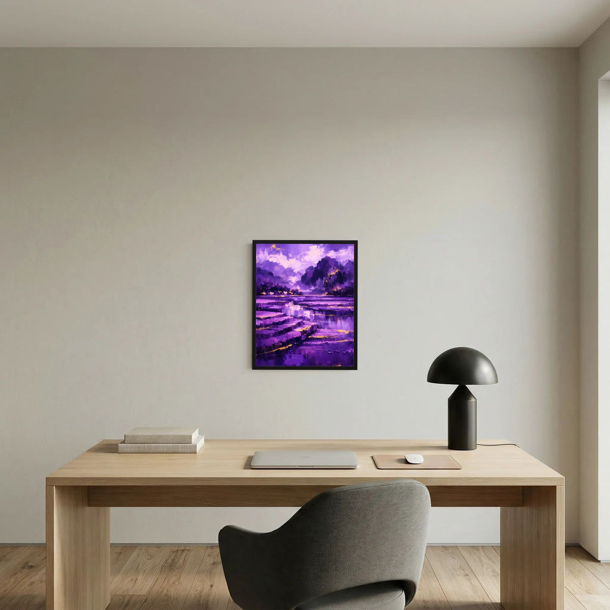 Schwarz gerahmtes Hochformat-Poster mit violetter Landschaftsmalerei und goldenen Lichtspuren