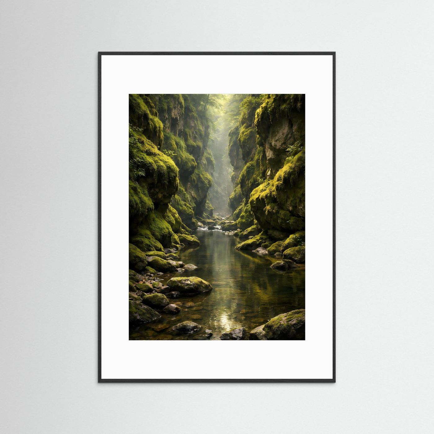 Canyon-Poster im Hochformat mit schwarzem Rahmen und weißem Passepartout: Fluss, moosige Felsen