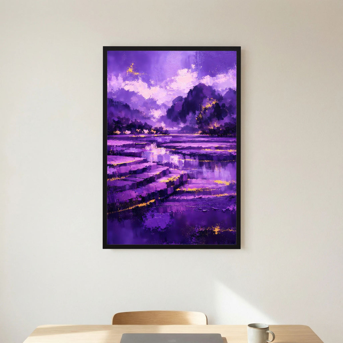 Hochformat-Poster mit abstrakter violetter Landschaft: See, Uferstreifen und goldene Lichtakzente; schwarzer Rahmen.