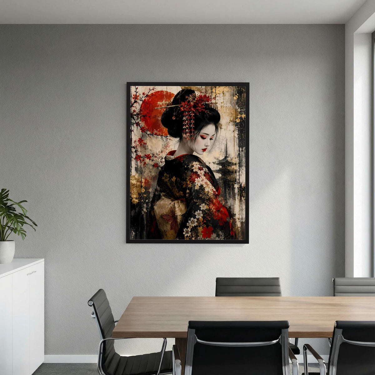 Hochformatiges Poster mit schwarzem Rahmen: Frau in Schwarz mit roten Blüten und goldbraunem Muster