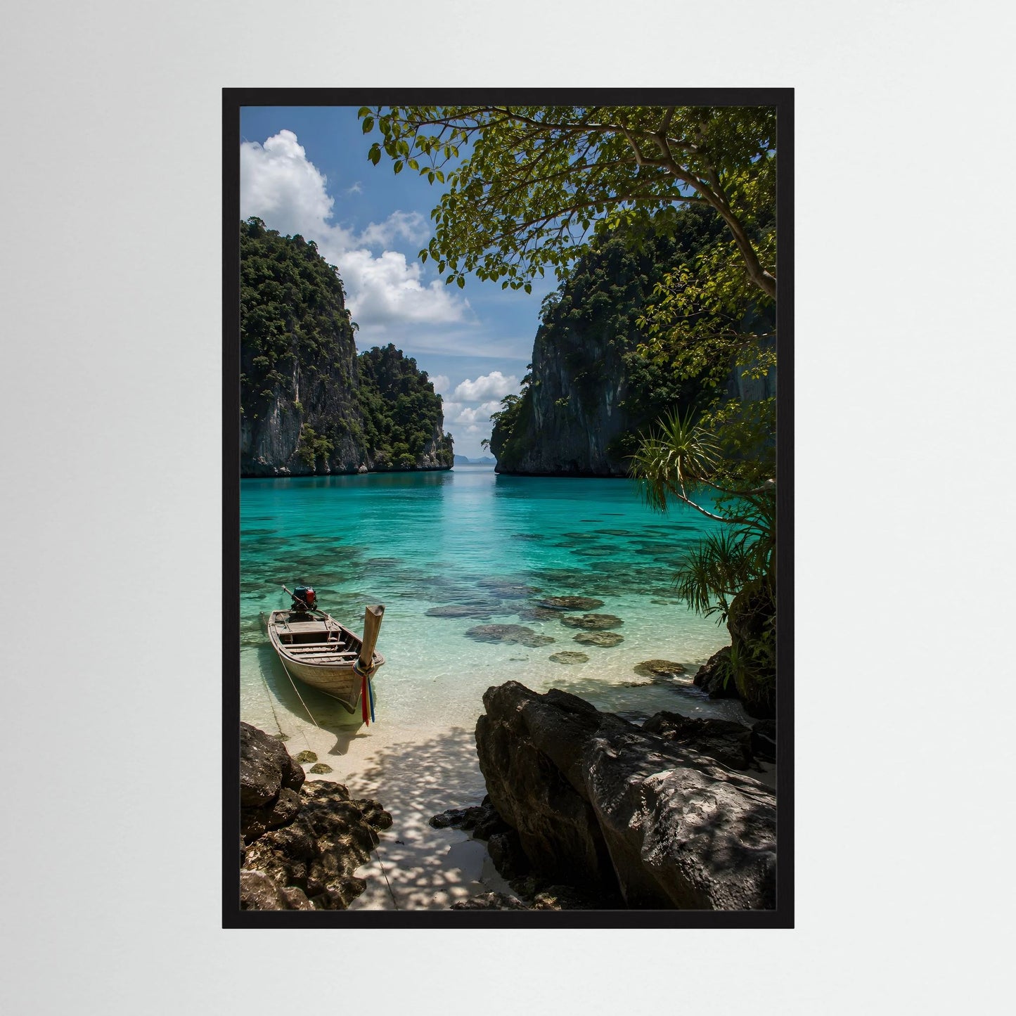 Gerahmtes Landschaftsposter mit türkisblauem Meer, Boot und Felsen im schwarzen Rahmen