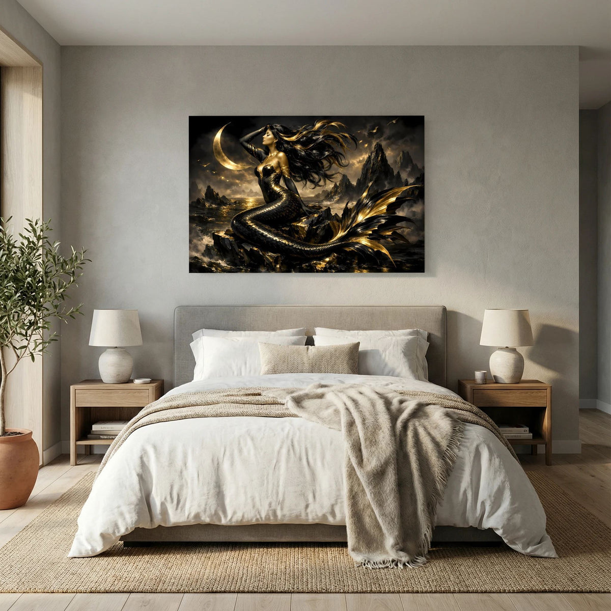 Fantasy-Wandbild quer: Meerjungfrau im Mondschein, goldenes Schimmern auf Wellen und Berge
