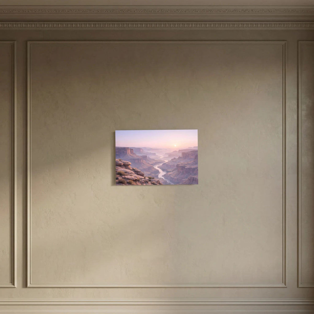Wandbild Querformat mit Canyon-Motiv, Sonnenaufgang, zentral an der gemusterten Wand.