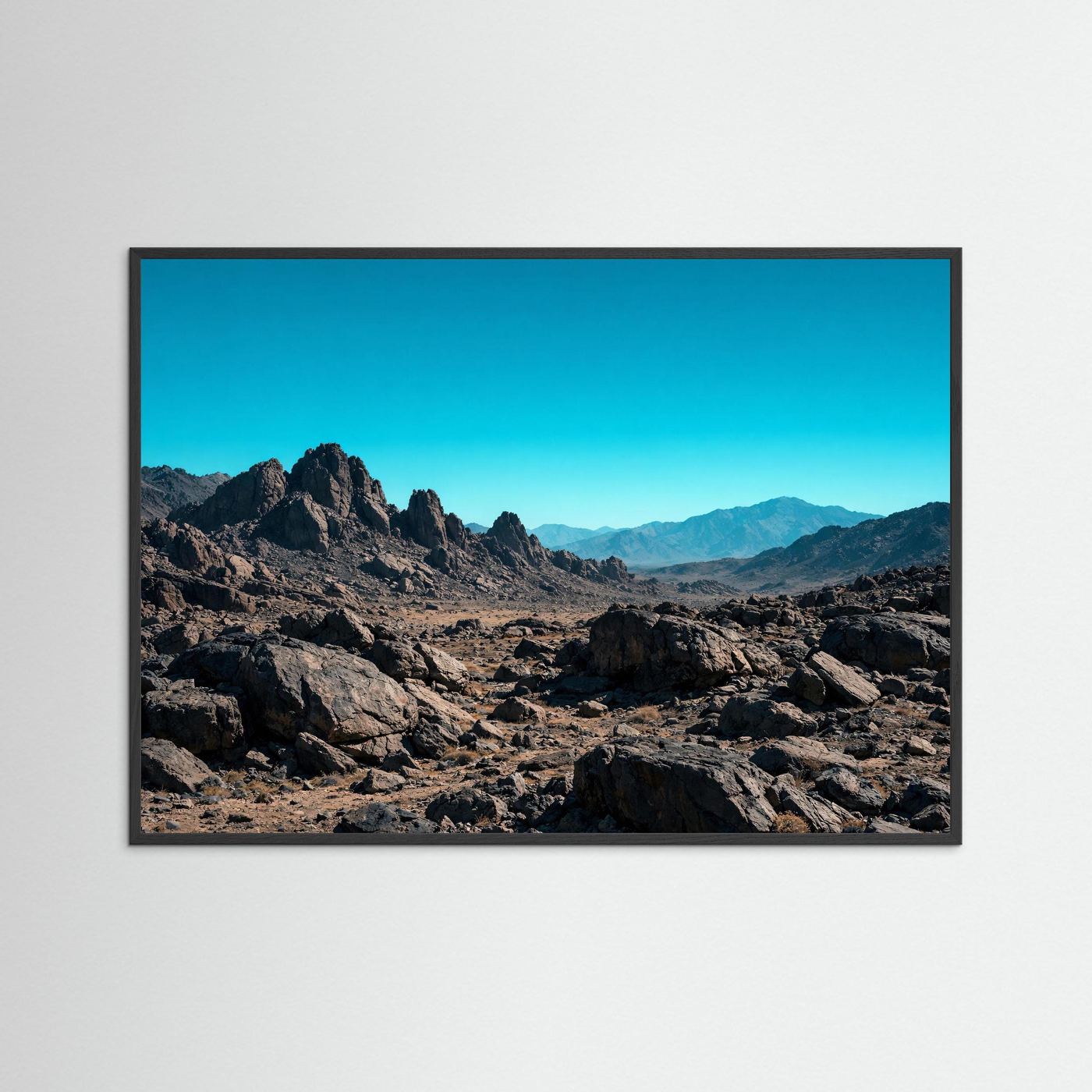 Poster mit Felsen- und Gebirgslandschaft in Wüste, mit schwarzem Rahmen