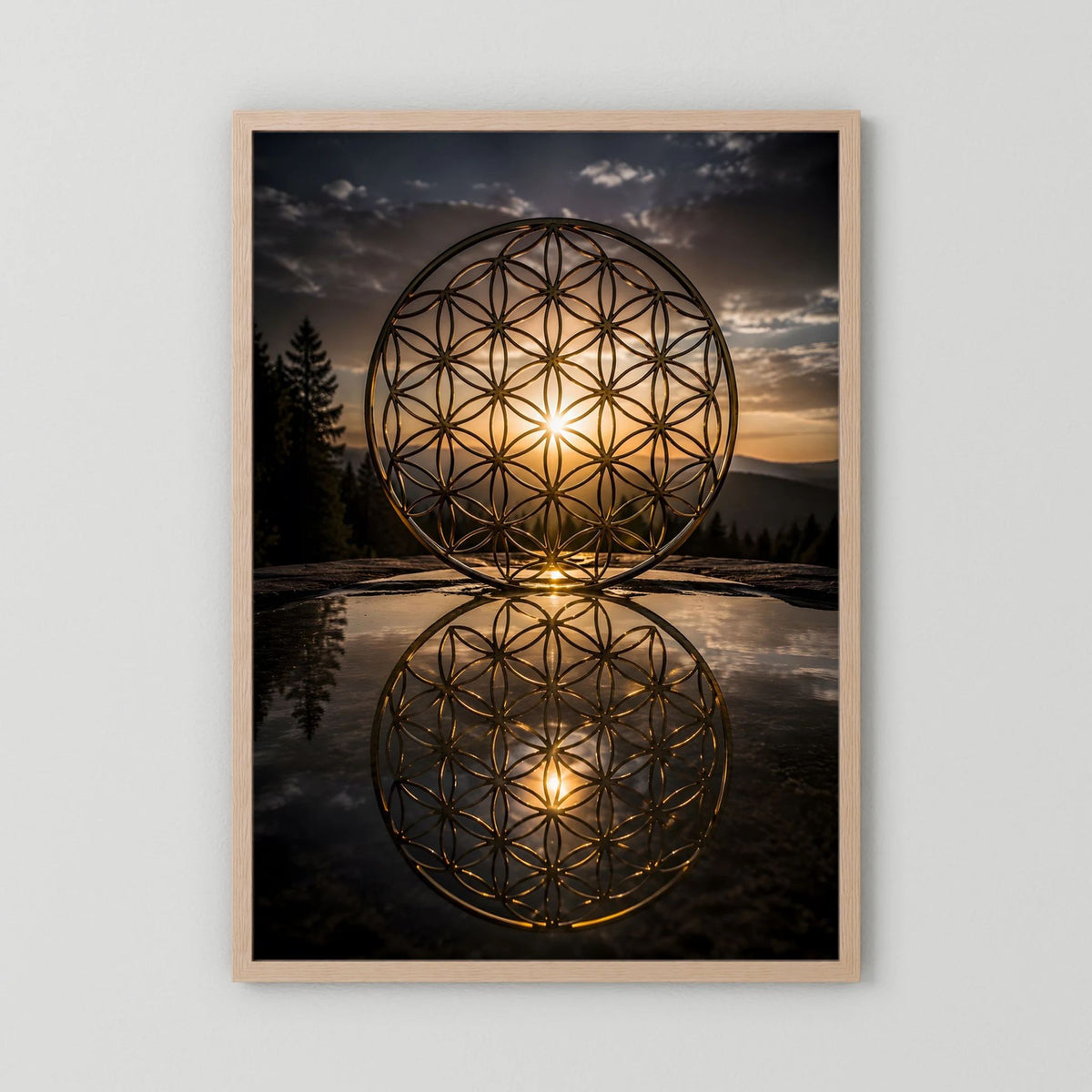 Hochformatiges Poster mit goldener Blume des Lebens in zwei reflektierten Kreisen, naturfarbener Holzrahmen.
