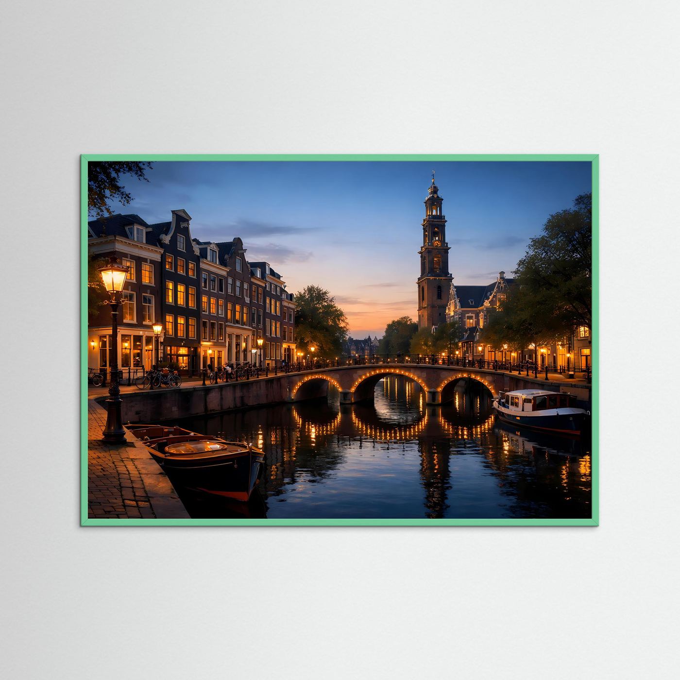 Wandbild Querformat mit türkisfarbenem Rahmen: Amsterdamer Kanal bei Nacht, Turm und Brücke