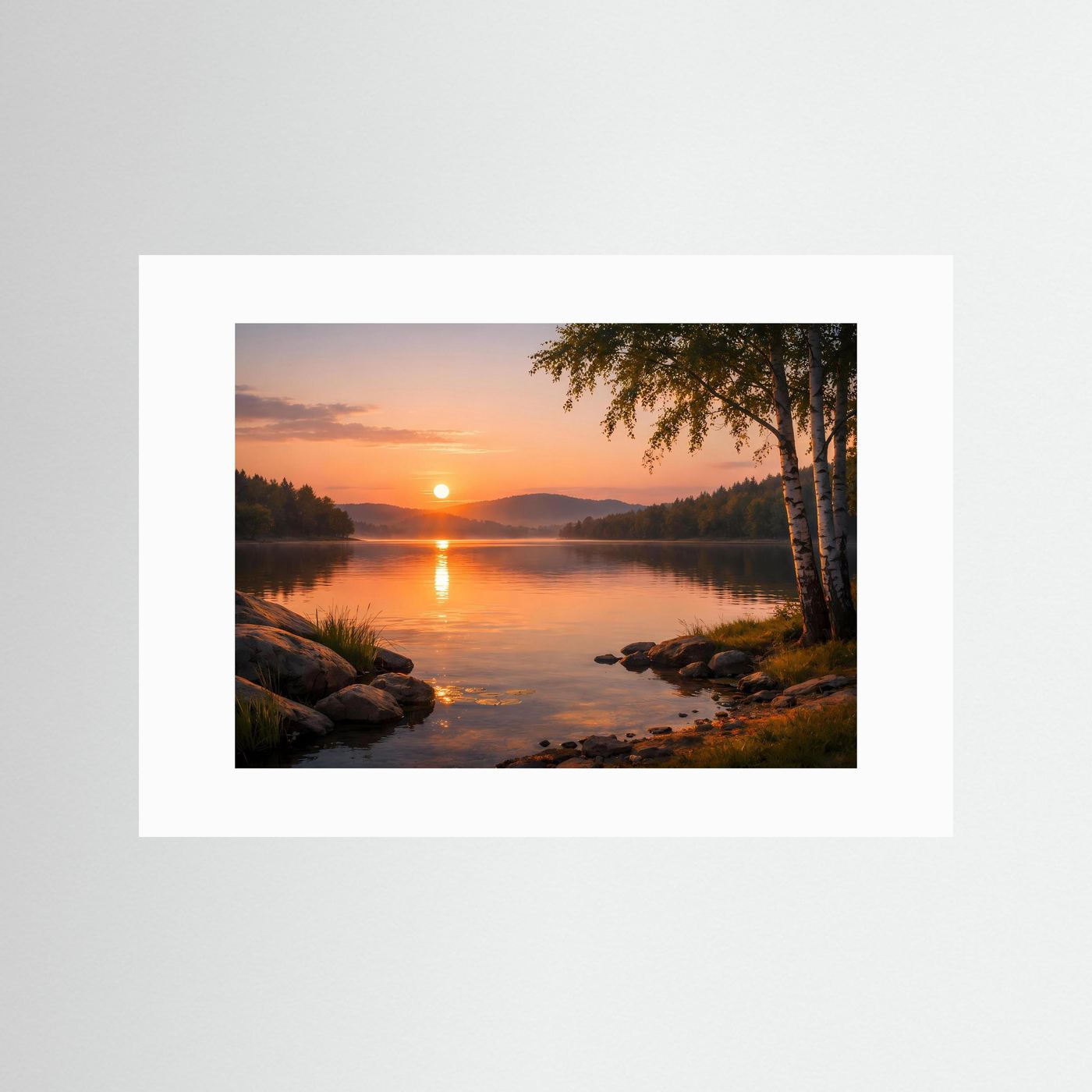 Panorama-Naturposter mit Sonnenuntergang am See, Birken am Ufer, mit weißem Passepartout