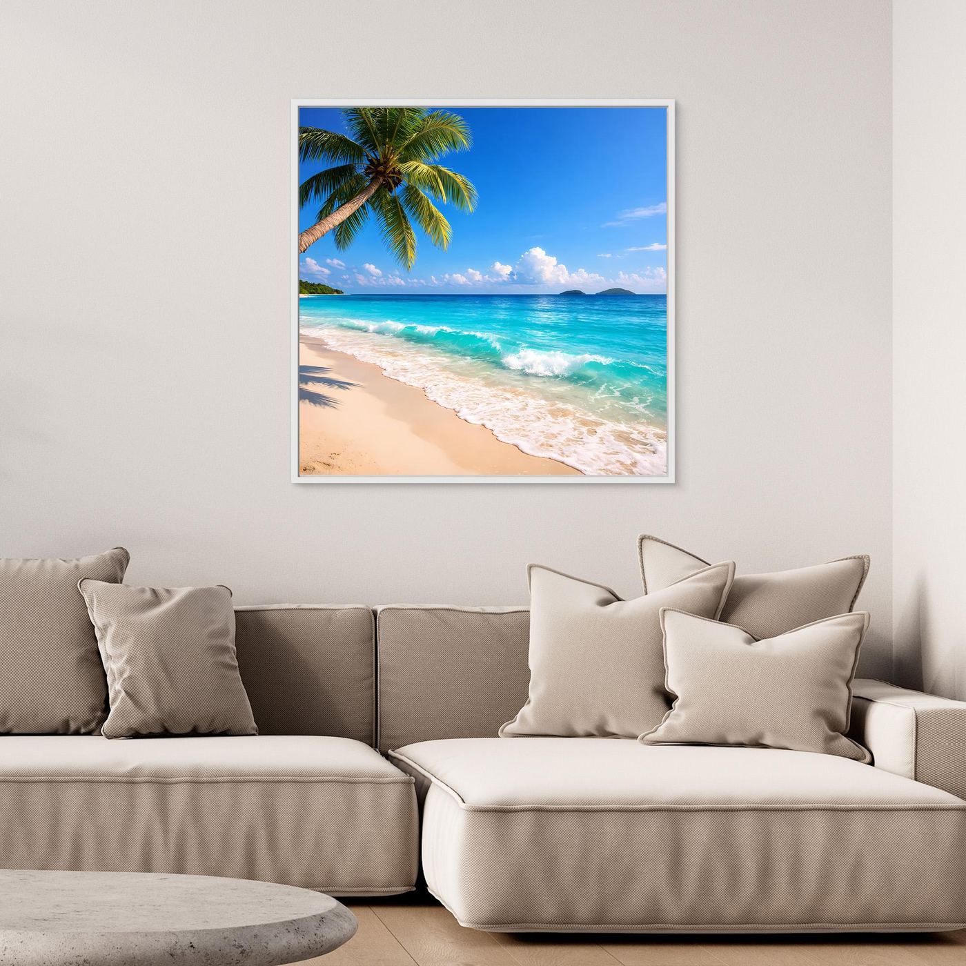 Leinwandbild Tropischer Strand mit Palme, türkisfarbenen Wellen und weißem Schaum am Ufer