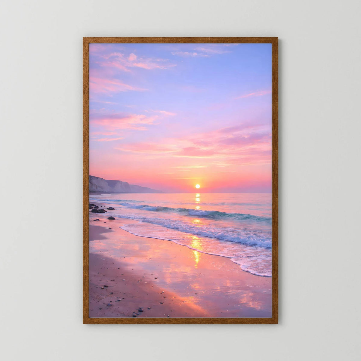 Wandbild mit braunem Holzrahmen: Sonnenaufgang am Meer, Pastellfarben, Hochformat