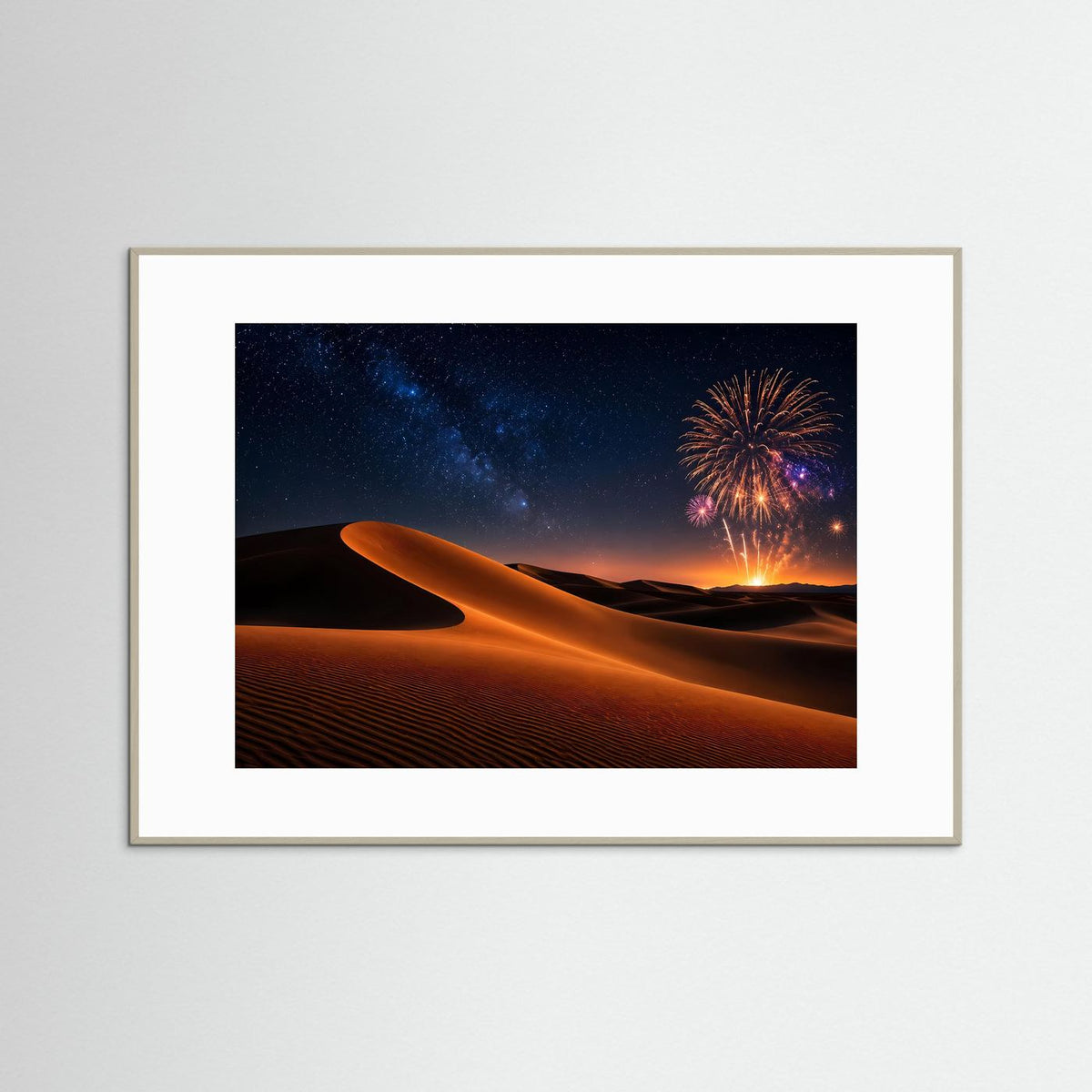 Querformat-Poster mit Sanddünen, Sternenhimmel und Feuerwerk, heller Holzrahmen