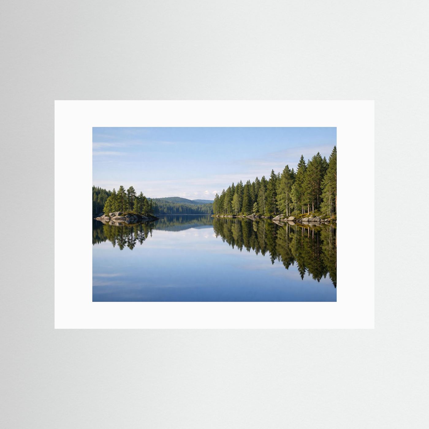 Querformat-Naturposter mit Waldsee und Baumspiegelung, ohne sichtbaren Rahmen