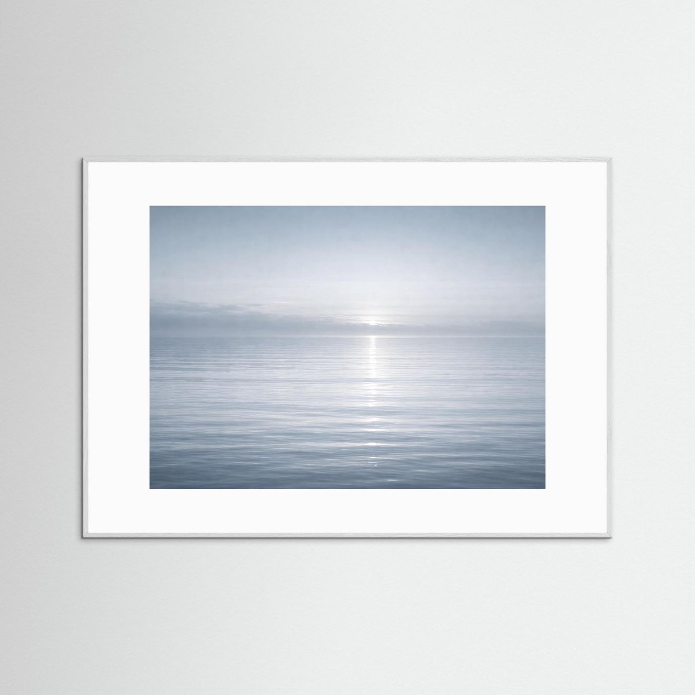 Querformatiges Meer-Horizont-Poster mit Nebel, weißer Rahmen
