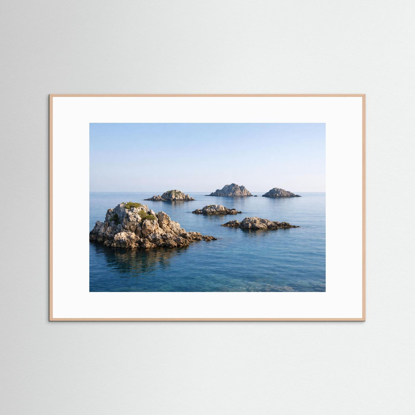 Naturposter Querformat mit blauem Meer und Felseninseln, brauner Holzrahmen